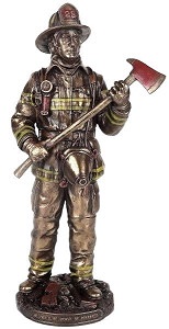 Figur af brandmand i hjelm og med en øks i hånden